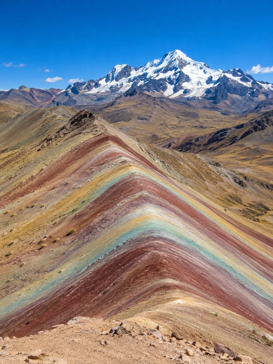 Die roten, senffarbenen, grünen und lavendelfarbenen Streifen von Vinicunca, gesehen vom Gipfelausblick